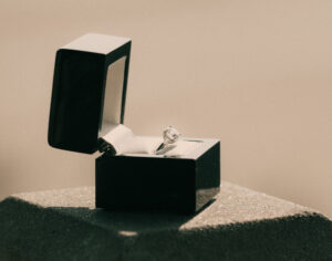 anello solitario con diamanti